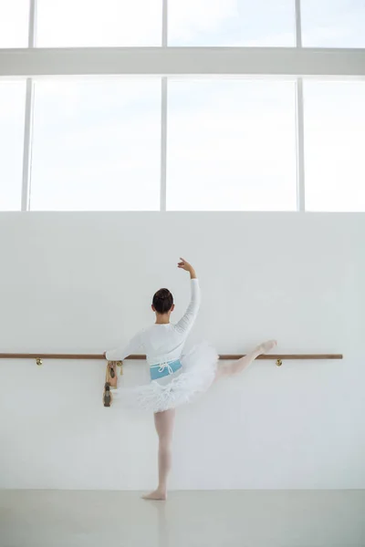 Ballerine pratiquant la danse de ballet — Photo