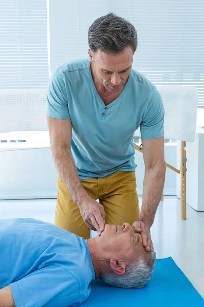 Sanitäter führen Reanimation am Patienten durch — Stockfoto