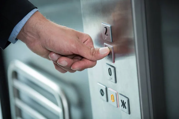 Hand van de knop te drukken in een lift — Stockfoto