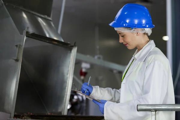 Technicien examinant la machine de traitement de la viande — Photo