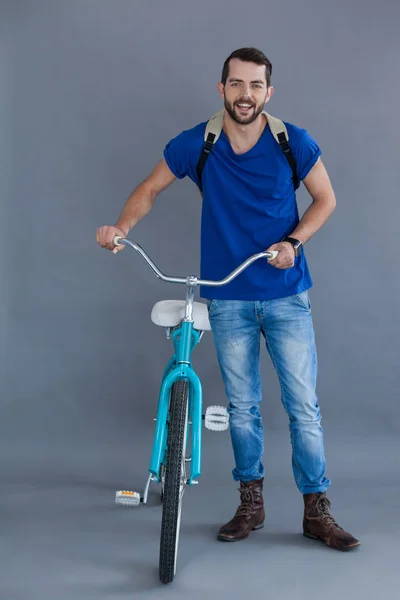 Homem de t-shirt azul com bicicleta — Fotografia de Stock