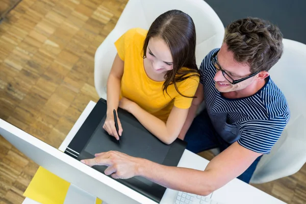 Diseñadores gráficos trabajando en el escritorio — Foto de Stock