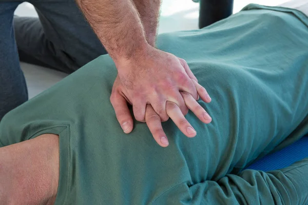 Paramedicus uitvoeren van de reanimatie op patiënt — Stockfoto