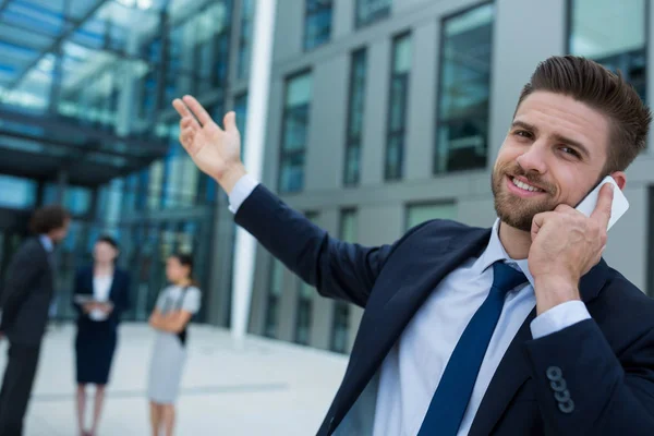 Businessman talking on mobile phone — Stock Photo, Image