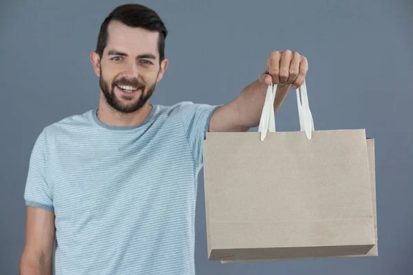 Hombre feliz sosteniendo bolsas de compras — Foto de Stock