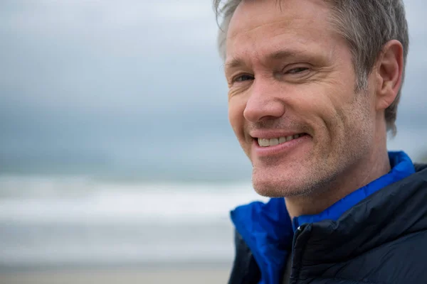 Крупним планом щасливий чоловік на пляжі — стокове фото
