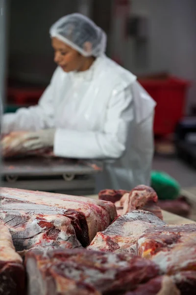 Carne crua na bancada da fábrica de carne — Fotografia de Stock