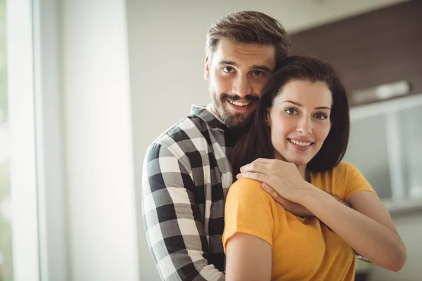 Paar umarmt sich in Küche — Stockfoto