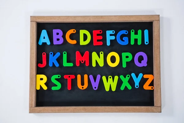 Alphabets multicolores sur ardoise — Photo