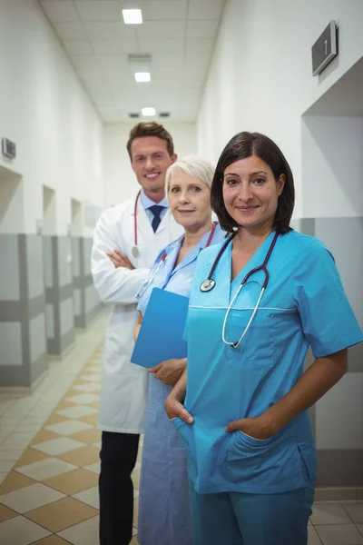 여성 외과 의사와 의사 복도에 서 서 — 스톡 사진