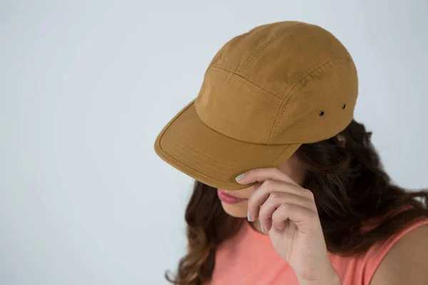 Mujer en gorra marrón — Foto de Stock