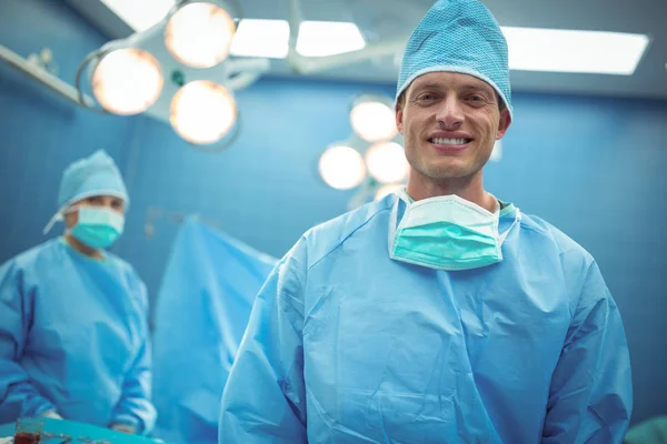 Manliga kirurg leende i drift teater — Stockfoto