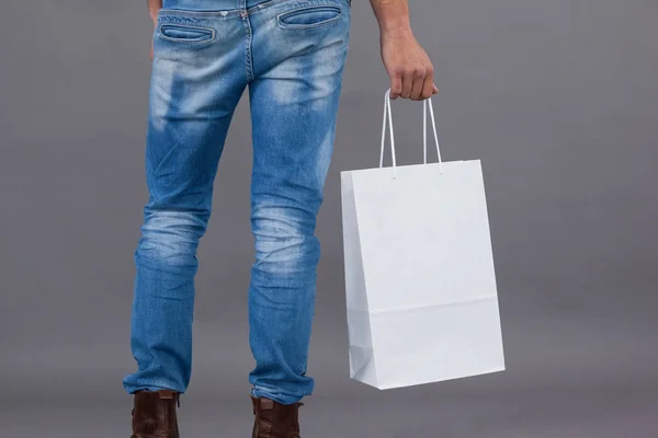 Hombre sosteniendo bolsa de compras — Foto de Stock