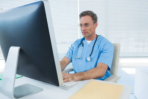 Chirurg bezig met personal computer — Stockfoto