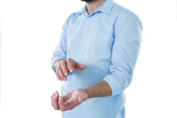 Homem fingindo segurar um objeto invisível — Fotografia de Stock