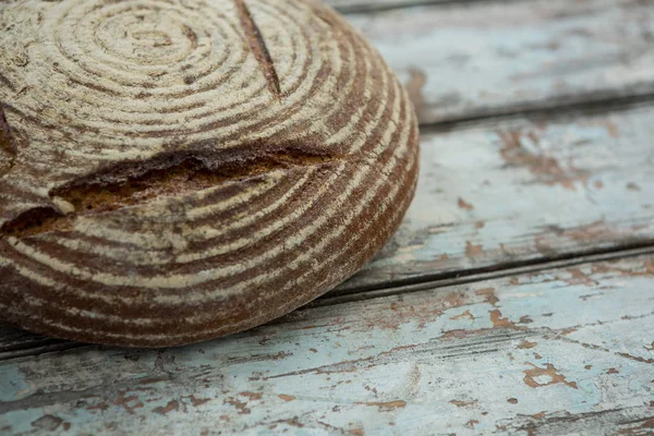 Pan de pan sobre mesa de madera — Foto de Stock