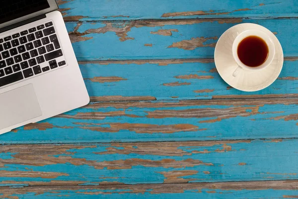 Herbatę i laptop na drewniane deski — Zdjęcie stockowe