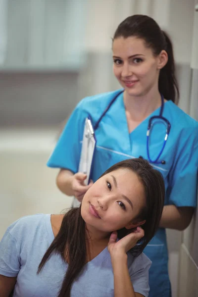 Patient et infirmière dans le couloir — Photo