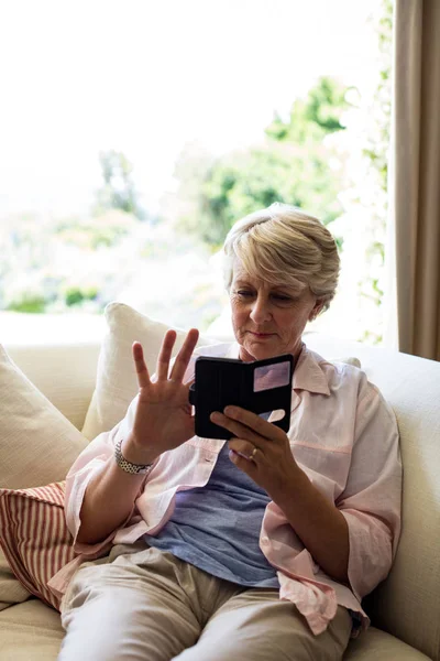 Starší žena používající mobilní telefon — Stock fotografie