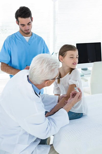 Doctor giving an injection to the patient — Stock Photo, Image