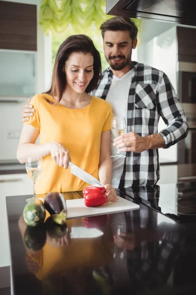 Couple chopping vegetables in kitchen — Stock Photo, Image