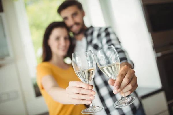 Paar stößt Gläser Champagner an — Stockfoto