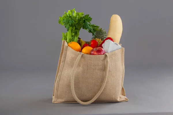 Овощи и фрукты в продуктовом пакете — стоковое фото
