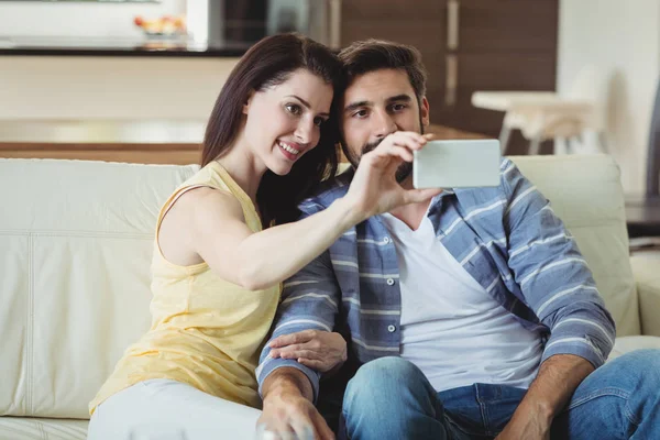 Romantische paar ontspannen op de sofa — Stockfoto