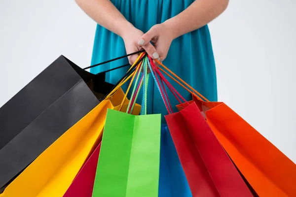 Vrouw dragen kleurrijke Shopping tassen — Stockfoto