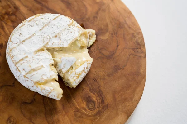 Queijo brie em tábua de madeira — Fotografia de Stock