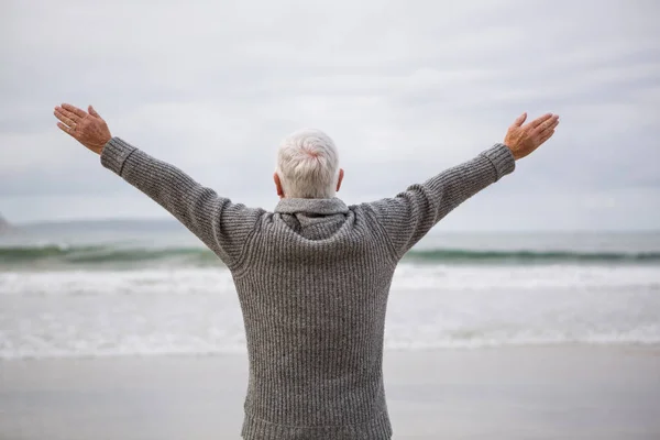 Senior steht mit ausgestreckten Armen — Stockfoto