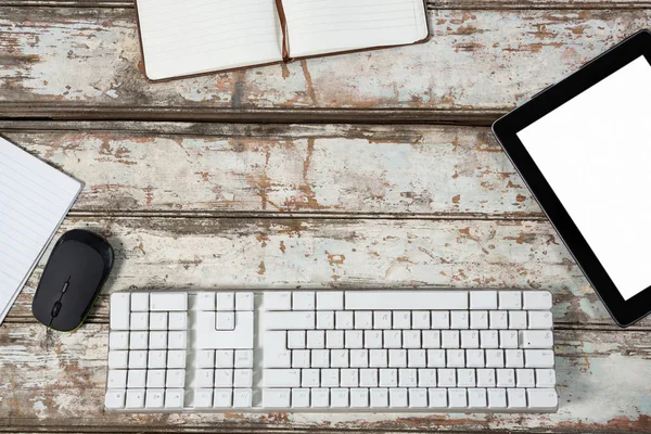 Digitale tablet, toetsenbord, muis en dagboek — Stockfoto