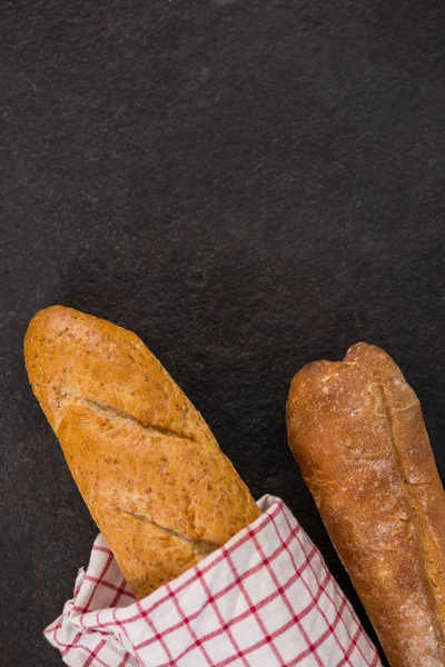 Stokbrood verpakt in servet — Stockfoto