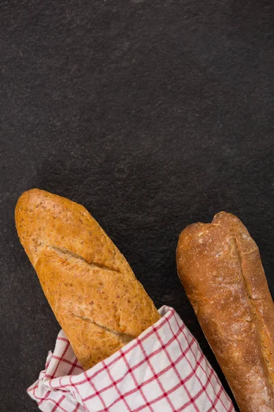 Baguette embrulhado em guardanapo — Fotografia de Stock