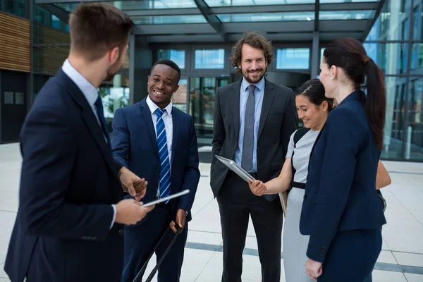 Gruppo di uomini d'affari che fanno conversazione — Foto Stock