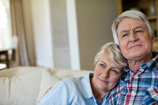 Seniorenpaar sitzt zusammen auf Sofa — Stockfoto