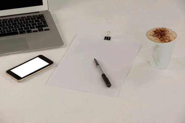 Laptop com smartphone e xícara de café — Fotografia de Stock