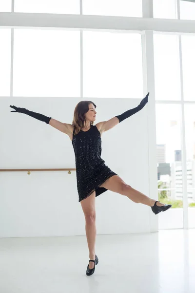 Danseuse pratiquant la danse contemporaine — Photo