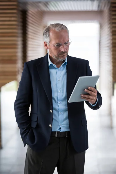 Ernstige zakenman bedrijf digitale tablet — Stockfoto