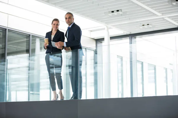 Geschäftskollegen stehen auf Büroflur — Stockfoto