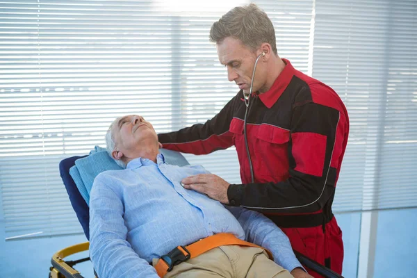 Sanitäter untersuchen den Patienten — Stockfoto