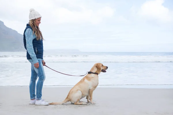 Donna in piedi con cane da compagnia — Foto Stock