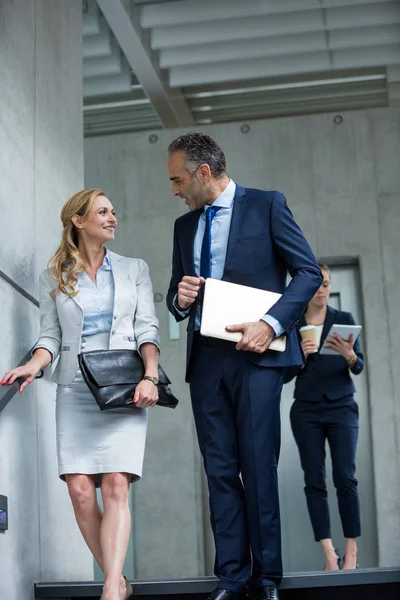 Zakelijke collega 's die met elkaar praten — Stockfoto