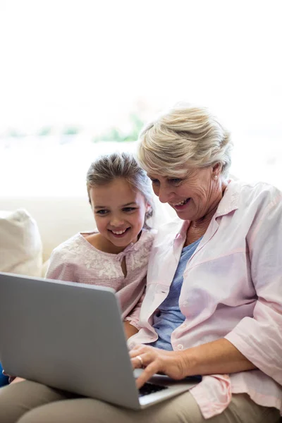 Petite-fille et grand-mère utilisant un ordinateur portable — Photo