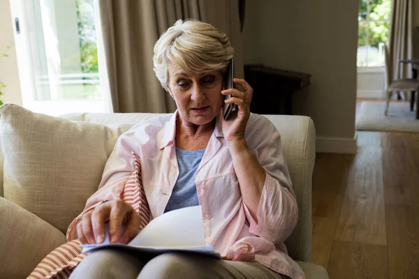 Senior kvinde taler på telefon - Stock-foto