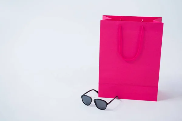 Shoppingväska med solglasögon — Stockfoto