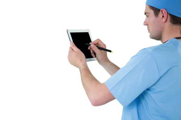 Хирург с помощью цифрового планшета — стоковое фото