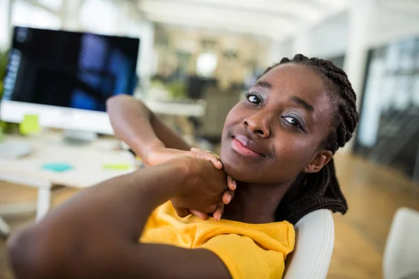 Mujer sonriente ejecutiva de negocios —  Fotos de Stock