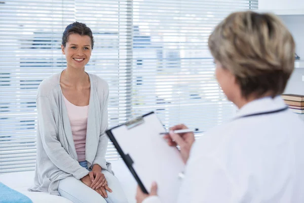 Paciente consultar um médico — Fotografia de Stock