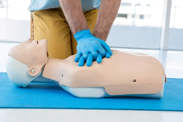 Paramedic practising cardiopulmonary resuscitation on dummy — Stock Photo, Image